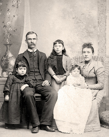 ca 1893 L to R Betsy Eunice (Mimo), John Thornburg, Florence (Aunt Tot), Lucille (baby), & Minnie Thornburg R