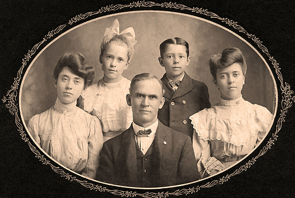 ca 1904 L to R Aunt Tottie, Aunt Lucille, Uncle Ralph, Mimo (Eunice) and Father, John Thornburgh RR